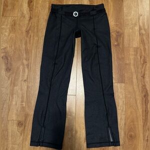 Lululemon 🦄 Rare Belt It Out Crops Size 4 Dark Denim Colour